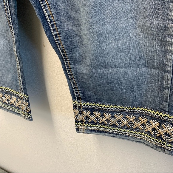 Light Jean Capris - Picture 3 of 8